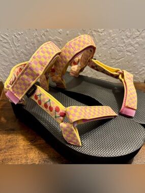 TEVA | US 9 | Flatform Universal Sandals | Cherry & Pink/Yellow Checkerboard